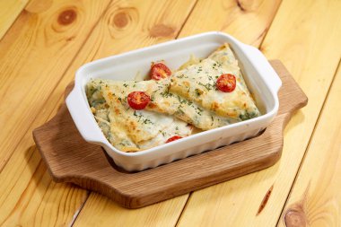 Kızarmış mantarlı krep, peynir ve sebze.