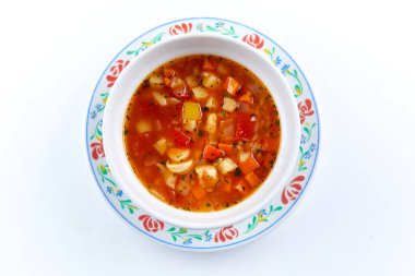 Beyaz arka planda nefis İtalyan çorbasının yakın plan görüntüsü.