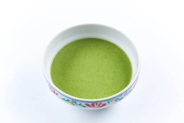 Brokolili yeşil kremalı çorbanın yakın plan görüntüsü.