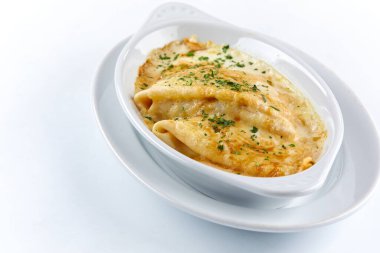 Kızarmış mantarlı krep, peynir ve sebze.