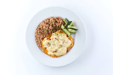 Kaburgalı karabuğday ve beyaz tabakta salatalık.