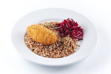 Kaburgalı karabuğday ve beyaz tabakta salata