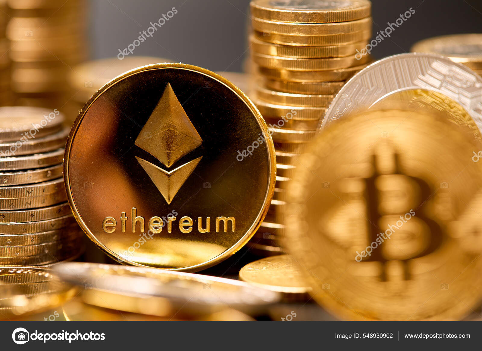 区块链电子货币闭合虚拟货币—— 库存社论照片© strelok #548930902