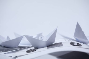 İş konsepti - belgelerde kağıt tekneler