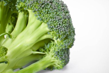 Beyaz arkaplanda taze brokoli