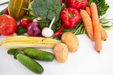 beyaz zemin üzerinde olgunlaşmış taze sebze