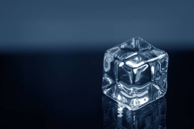 Camın üzerinde buz küpleri, yakın çekim görüntüsü.