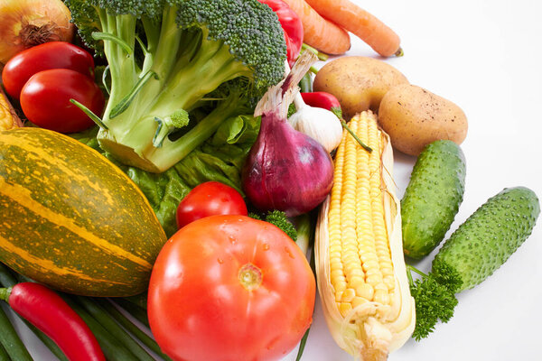 Свежие овощи на белом фоне
