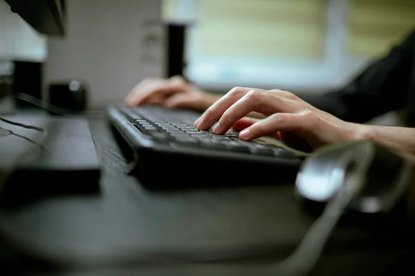 女手或女人办公室工作人员在键盘上打字 — 图库照片