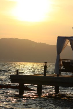 gün batımı ve platform