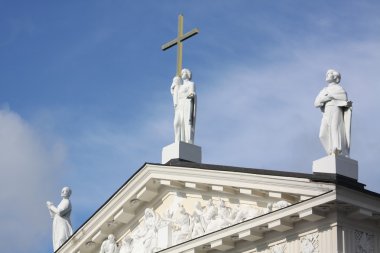 Vilnius Katedrali üzerindeki heykeller