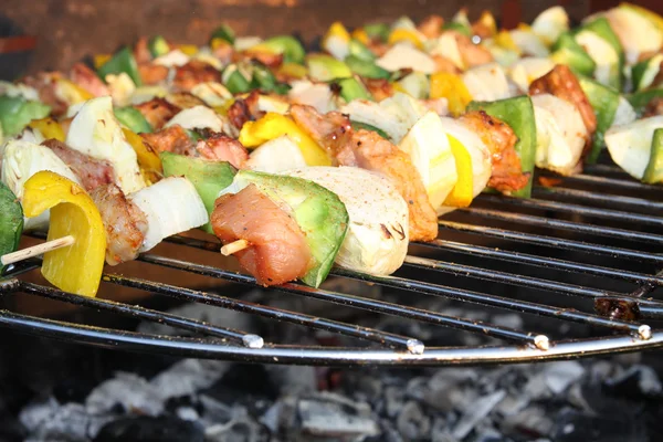 Barbecueën spiesjes op grill — Stockfoto