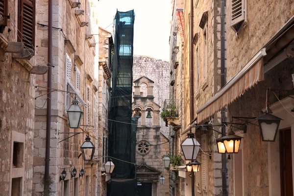 Strada stretta nella città vecchia Dubrovnik, Croazia — Foto Stock