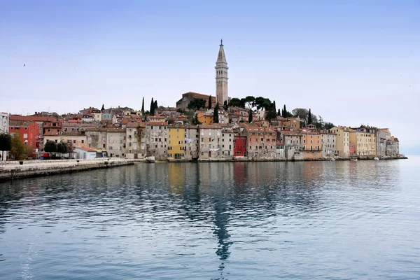 Casco antiguo de Rovinj, Catedral de Santa Eufemia en Istria, Croacia — Foto de Stock