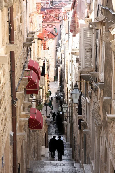 Узкая улица в старом городе Дубровник, Хорватия — стоковое фото