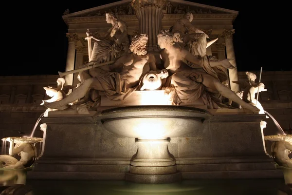 A Fonte Athena em frente ao Parlamento Austríaco em Vienn — Fotografia de Stock