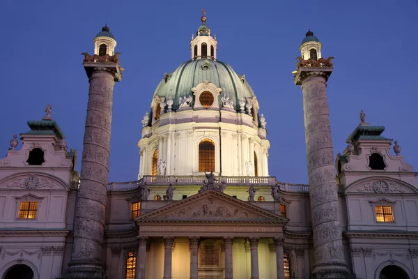 Karlskirche (Catedral de San Carlos) al atardecer en Viena, Austria —  Fotos de Stock