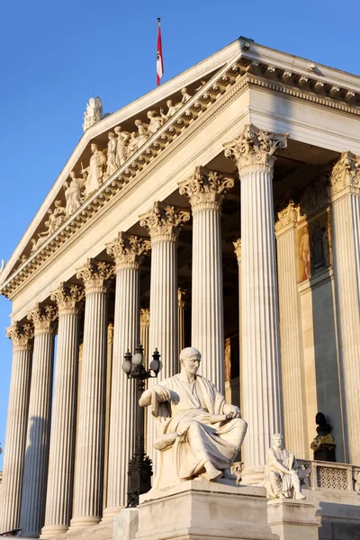 Caius Sallustius Crispus-szobor előtt Ausztria Parlament, Bécsben, A — Stock Fotó