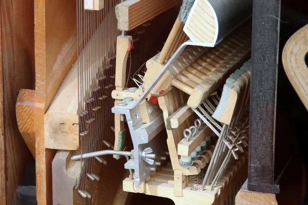 Молоток механизм фортепиано - струны, булавки и молотки — стоковое фото