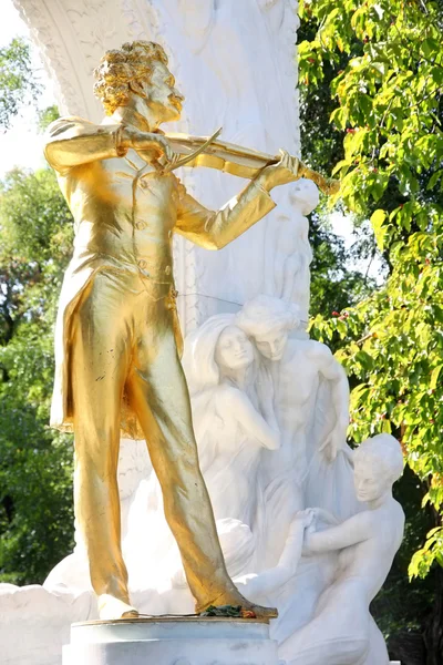 Statyn av johann strauss i stadtpark, Wien, Österrike — Stock fotografie