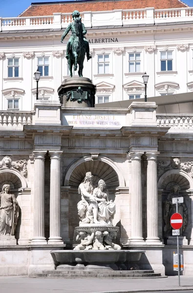 Escultura em frente ao museu Albertina em Viena, Áustria — Fotografia de Stock