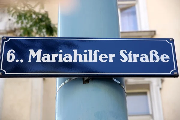Ulica znak w mariahilferstrase w Wiedniu, austria — Zdjęcie stockowe