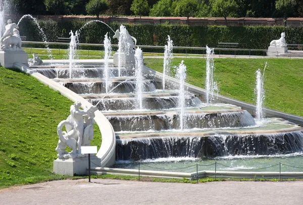 Fontana nel parco del castello barocco Belvedere a Vienna, Austria — Foto Stock