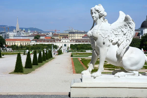 Sphinx statue and Belvedere garden in Vienna, Austria — Stock Photo, Image