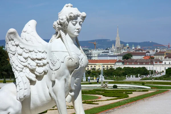 Статуя Сфинкса и сад Бельведере в Вене, Австрия — стоковое фото