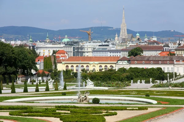 Jardins no castelo barroco Belvedere em Viena, Áustria — Fotografia de Stock