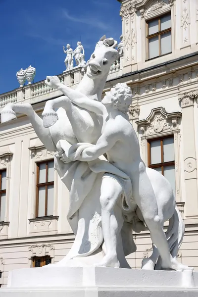 奥地利维也纳Baroque城堡Belvedere的雕像 — 图库照片