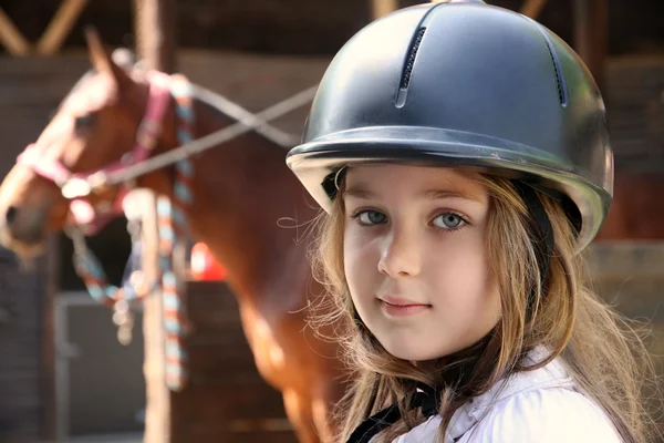 Liten flicka och brun häst — Stockfoto