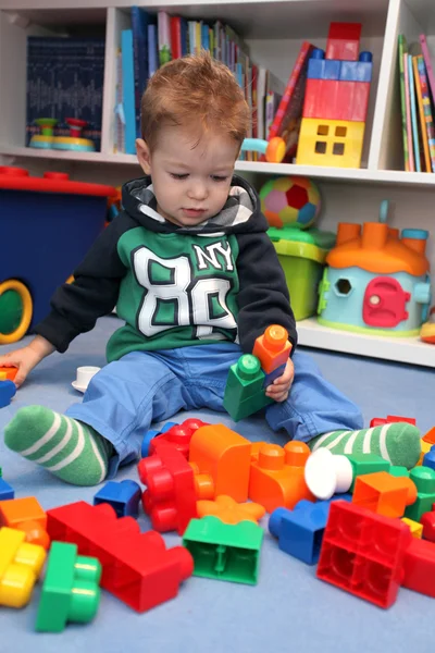 Chłopiec dziecko bawi się bloki z tworzyw sztucznych — Zdjęcie stockowe