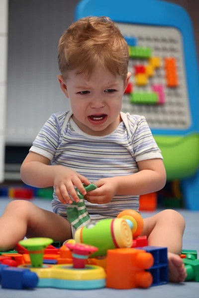 Ein kleiner Junge weint im Kinderzimmer — Stockfoto