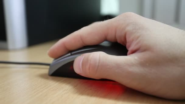 Detalhes mão clicando de um mouse computador — Vídeo de Stock