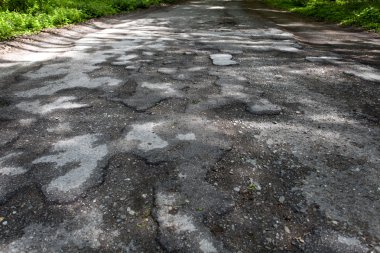 bozuk yol kaldırım içinde kırık çukurların dolu