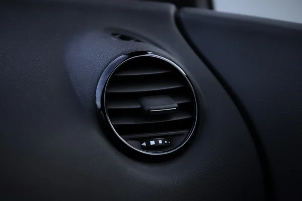 Detalhes de ar condicionado no carro moderno — Fotografia de Stock