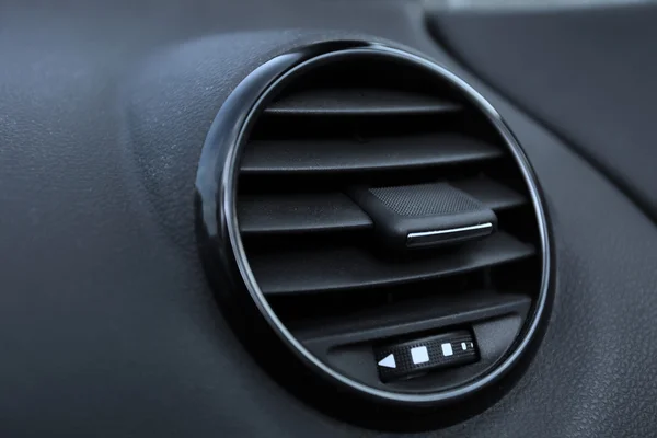 Szczegóły dotyczące klimatyzacji w nowoczesnym samochodzie — Zdjęcie stockowe