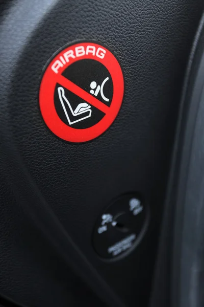 Hava yastığı işareti etiketleri modern araba içinde closeup çekim — Stok fotoğraf