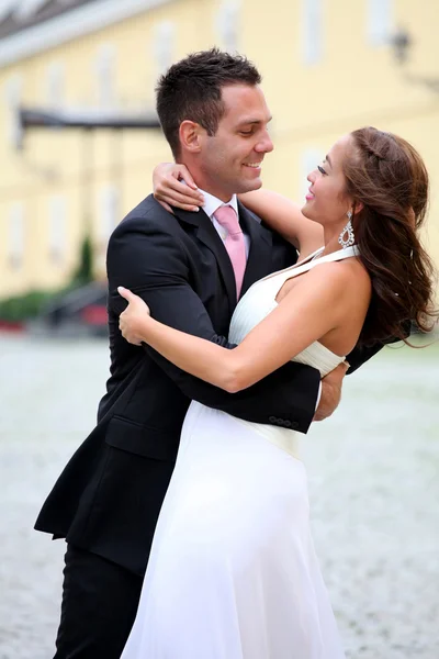 Portrait of a young bride and groom — Stock Photo, Image