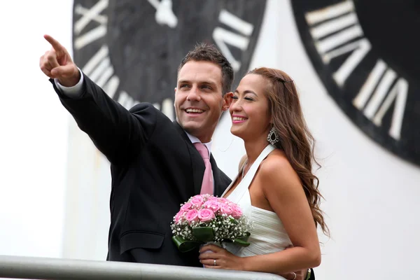 Young wedding couple showing — Stock Photo, Image