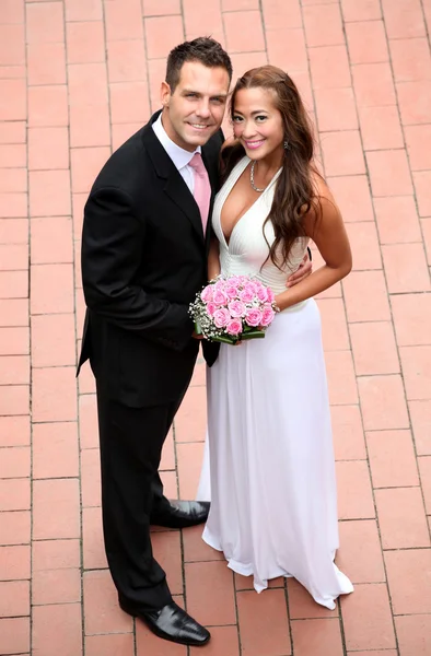 Portrait of a young bride and groom — Stock Photo, Image