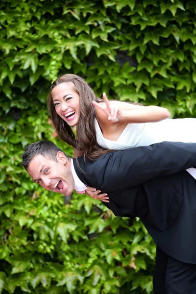 Ritratto di una giovane sposa e sposo — Foto Stock