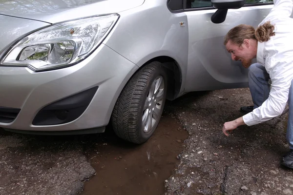 Boos stuurprogramma man voor auto kijken beschadigde auto van — Stockfoto