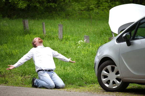 Fahrer rast mit kaputtem Auto von der Straße — Stockfoto