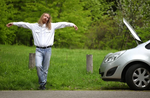 Grappige stuurprogramma bidden een gebroken auto door de weg — Stockfoto