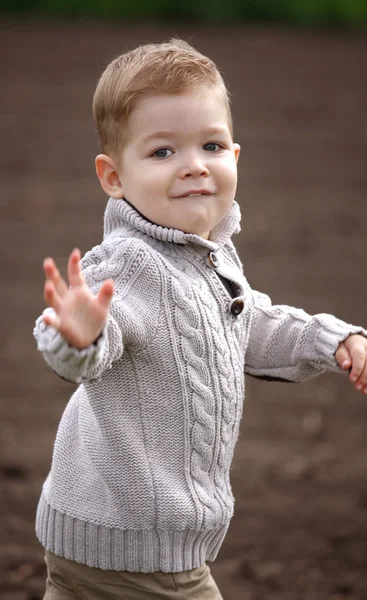 Feliz 2 anos de idade bebê menino em movimento — Fotografia de Stock