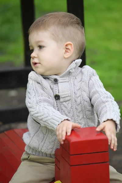 2 anos de idade Bebê menino no playground — Fotografia de Stock