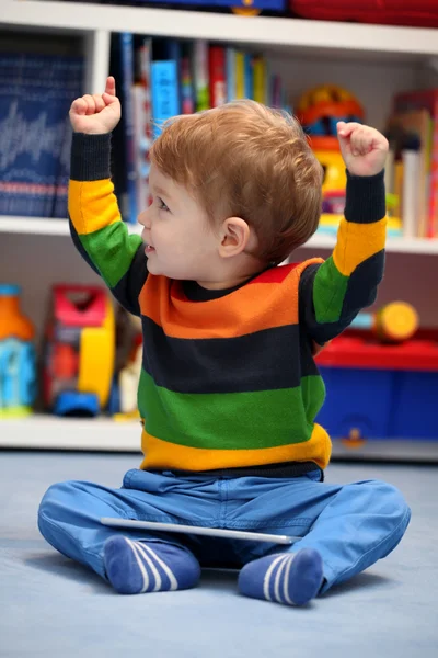 Exitoso niño de 2 años de edad que gana usando una tableta digital comput —  Fotos de Stock