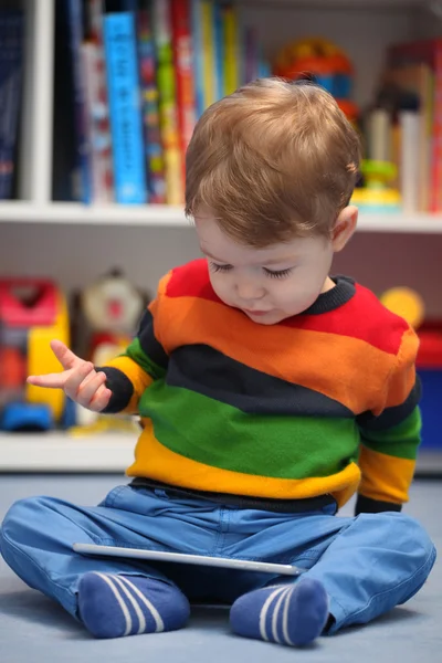 Dijital tablet bilgisayar kullanarak mutlu 2 yaşında erkek — Stok fotoğraf
